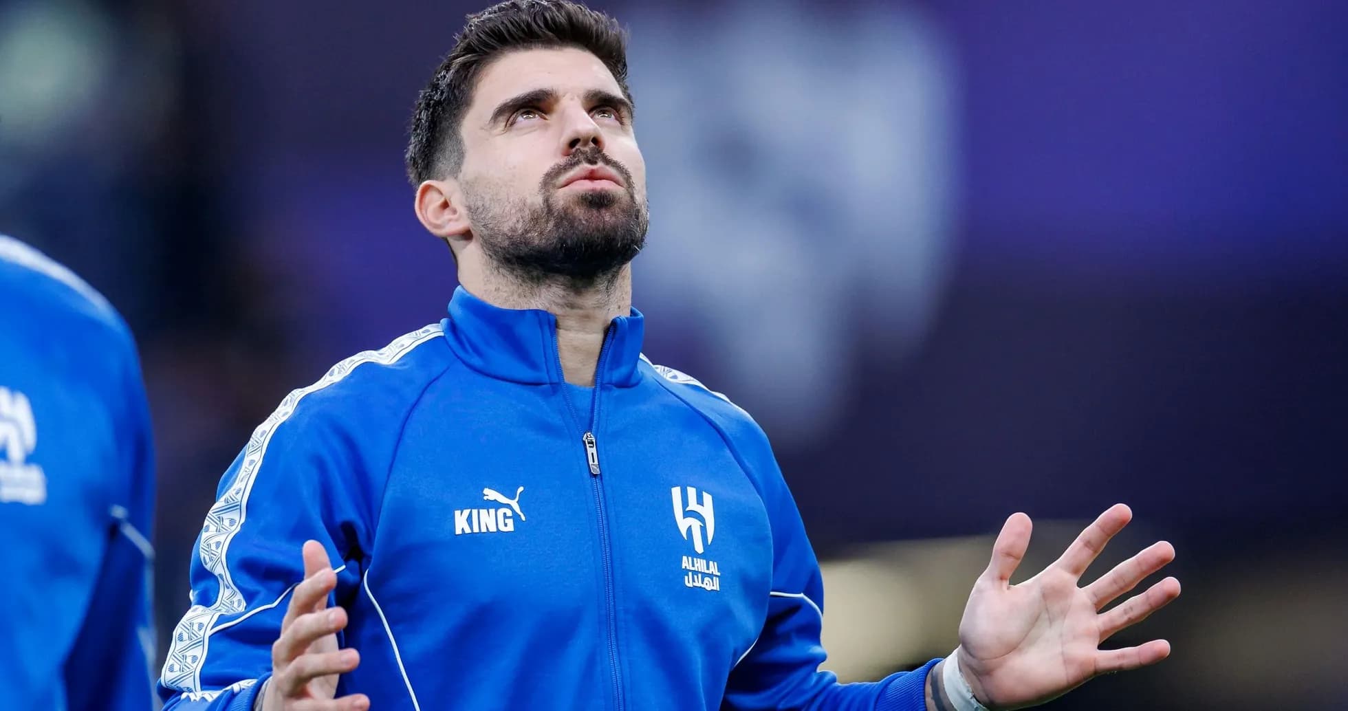 Futbolchi Al Hilal formasi bilan maydonda tayyorgarlikda