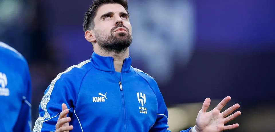 Futbolchi Al Hilal formasi bilan maydonda tayyorgarlikda