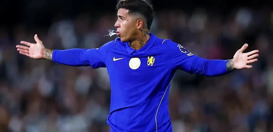 Futbolchi maydonda qo'llarini ochib gapiryapti