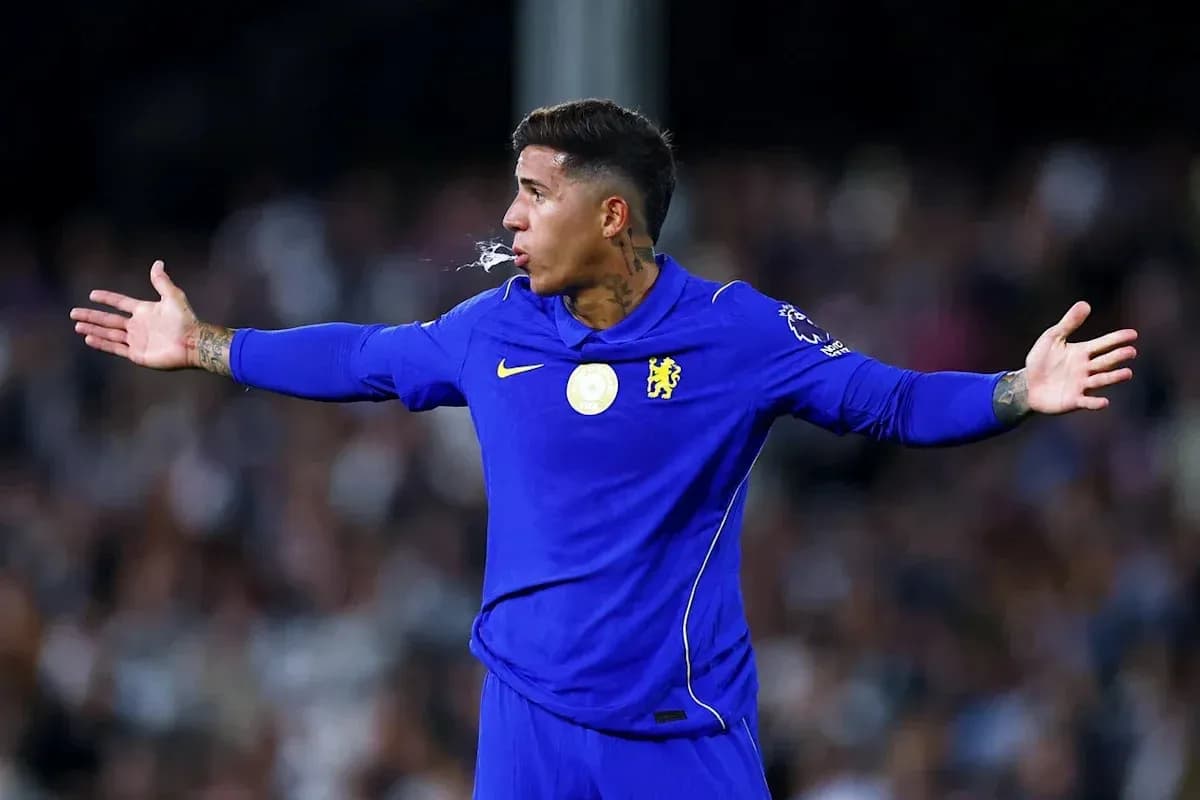 Futbolchi maydonda qo'llarini ochib gapiryapti