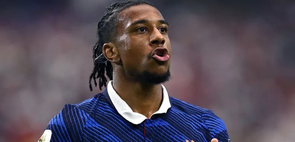 Futbolchi jamoasi uchun strategiya haqida gapiryapti