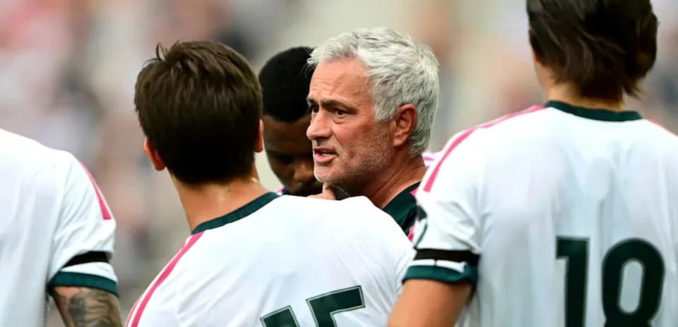 Trener futbolchilar bilan muhokama qilmoqda