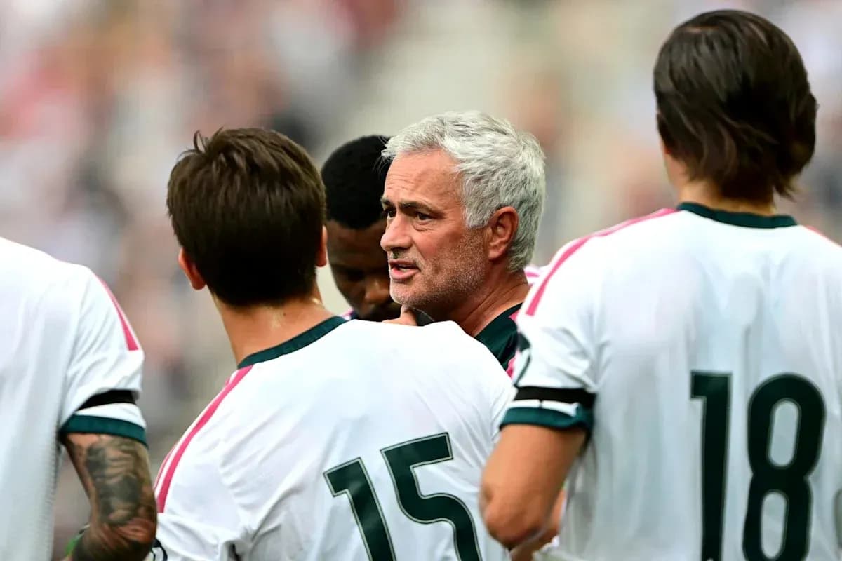 Trener futbolchilar bilan muhokama qilmoqda