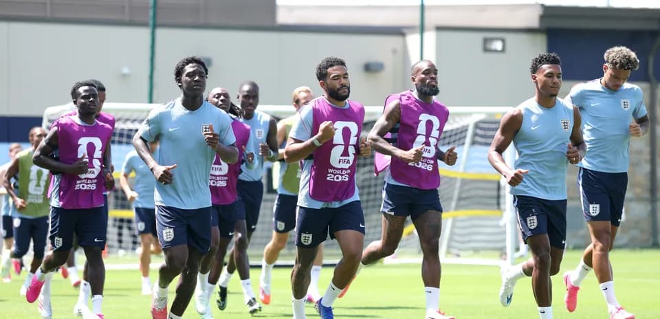 Futbolchilar mashg'ulotda yugurayotgan paytda