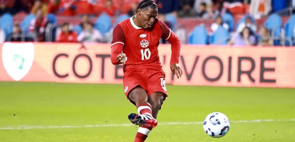 Futbolchi to'pni urayotgan paytda