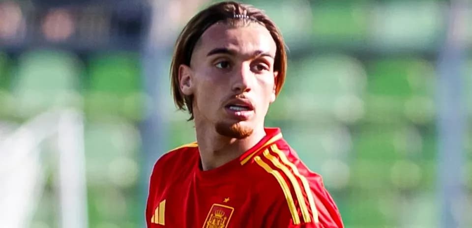 Futbolchi Ispaniya formasida maydonda harakatda