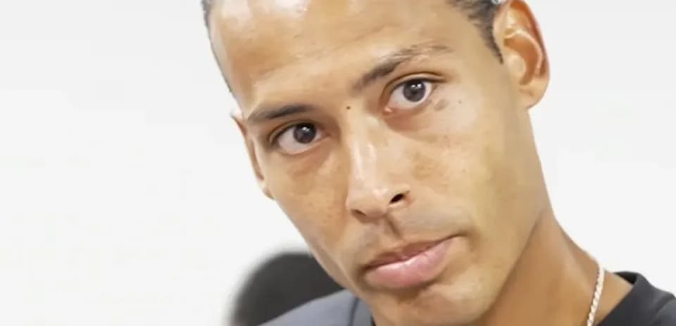 Futbolchi intervyu berayotgan paytda ko'rinadi