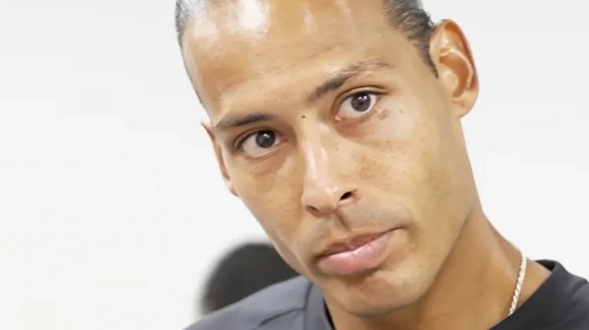 Futbolchi intervyu berayotgan paytda ko'rinadi