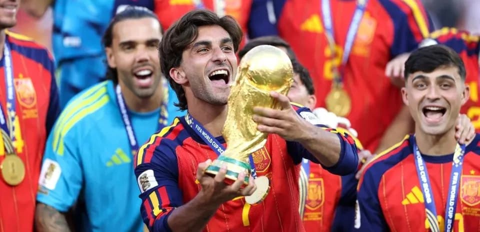 Futbolchilar jamoasi bilan Jahon Kubogini nishonlayapti