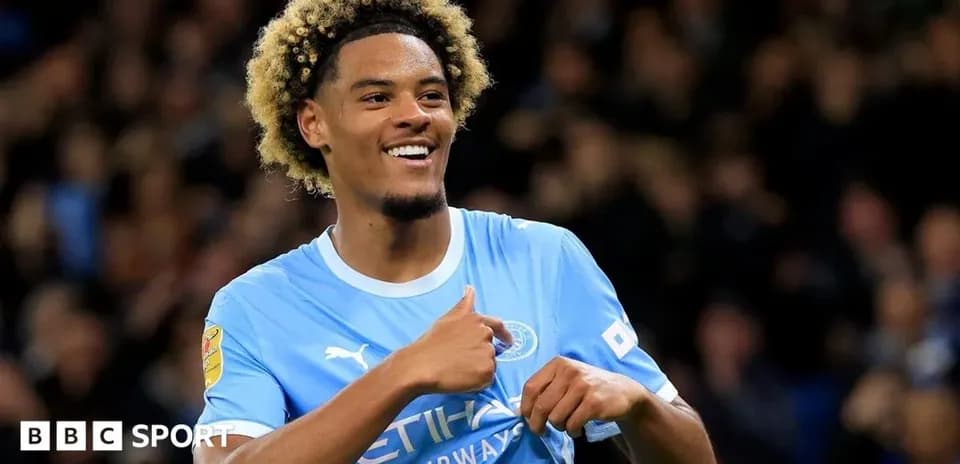 Futbolchi Manchester City formasida kulgili pozada