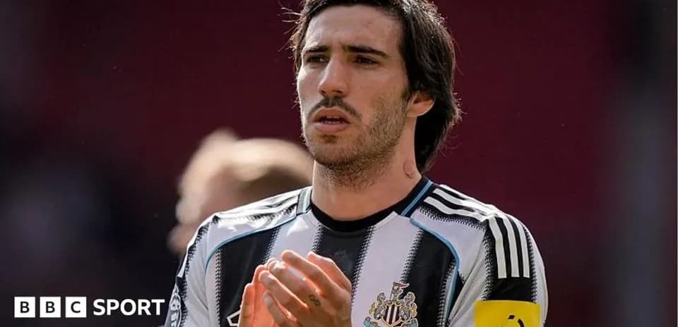 Futbolchi Newcastle formasida maydonda turgan