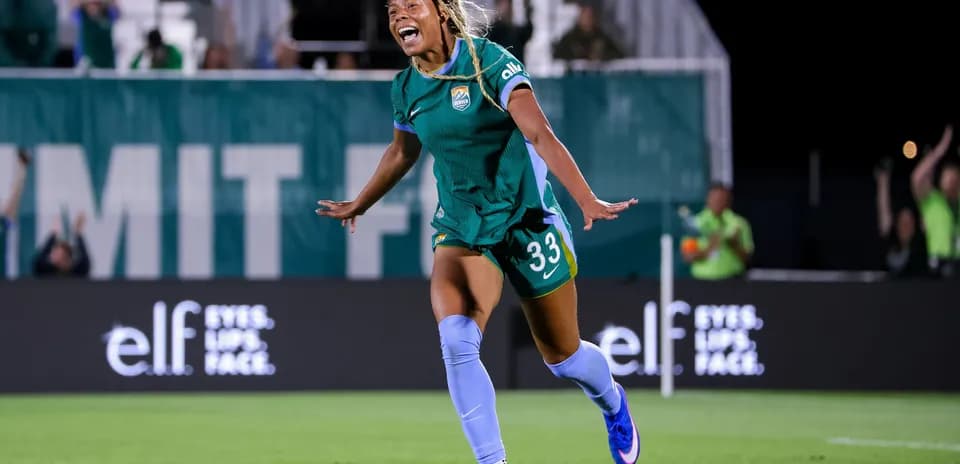 Futbolchi goli urishidan keyin nishonlayapti