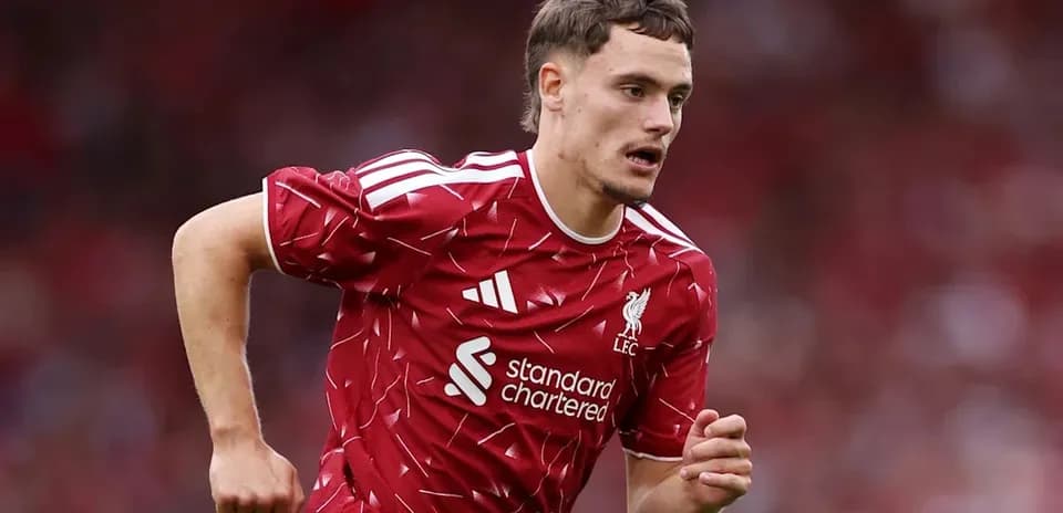 Futbolchi Liverpool formasi bilan yugurmoqda