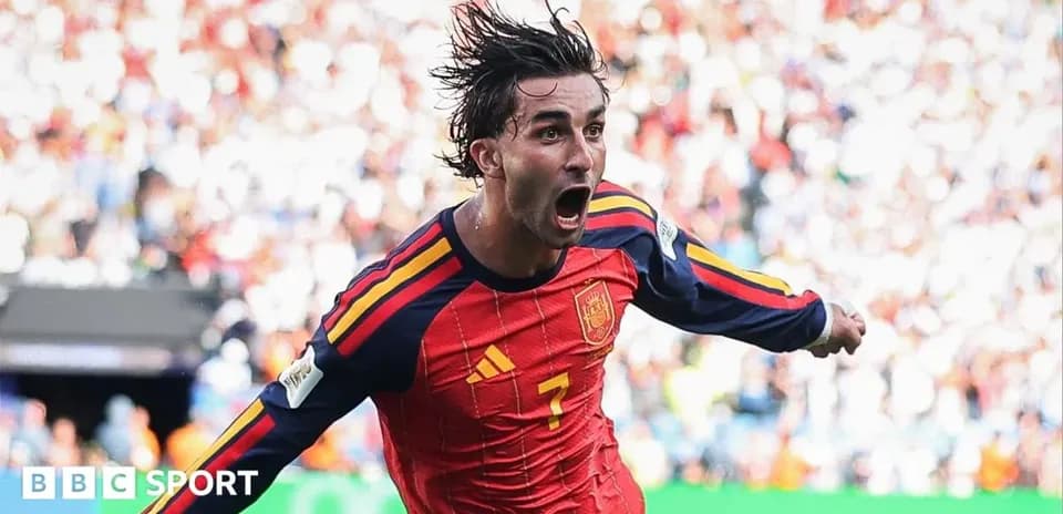 Futbolchi goli nishonlayotgan Ispaniya futbolchisi