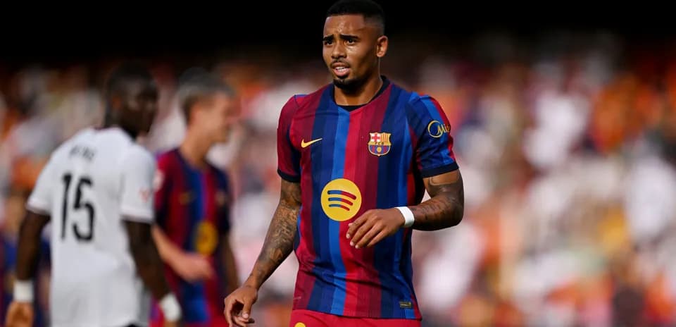 Futbolchi raqami 9, Barcelona formasida, maydonda