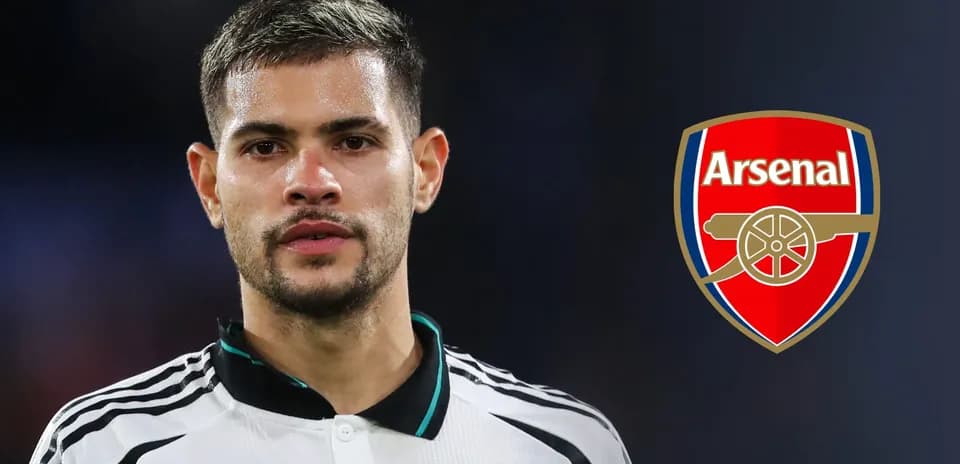 Futbolchi Arsenal logosi bilan maydonda turibdi