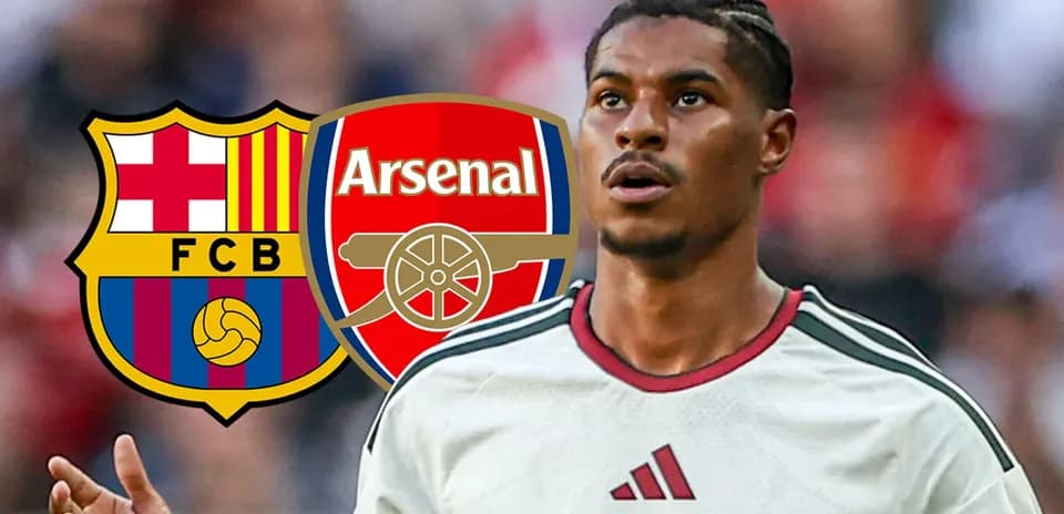 Futbolchi Arsenal va Barcelona logotiplari orasida