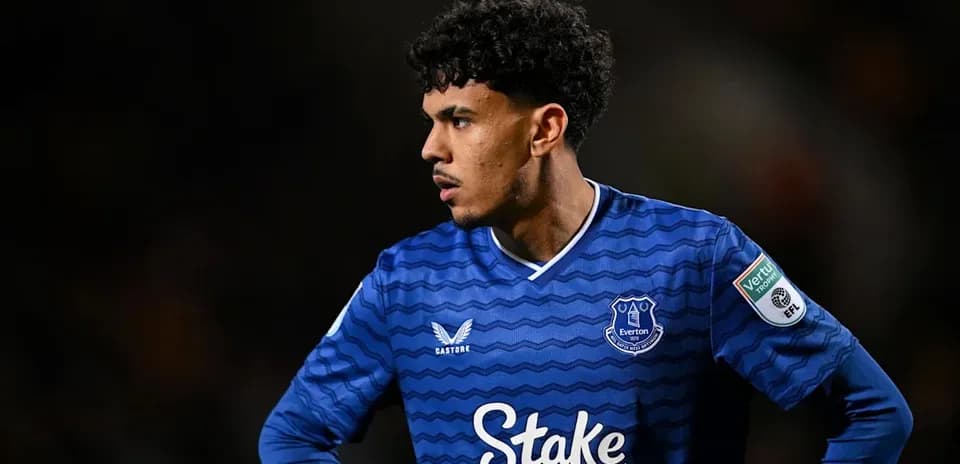 Futbolchi Everton formasi bilan maydonda