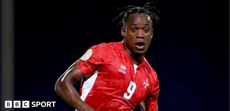 Futbolchi raqibga qarshi harakatda