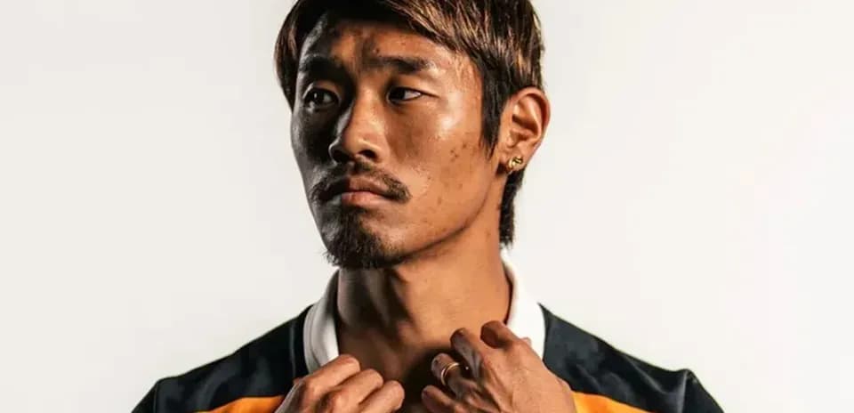 Futbolchi ko'ylagi kiygan sportchi portret