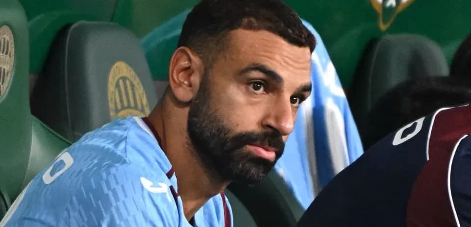 Futbolchi o'yin davomida zaxira joyida o'tirgan