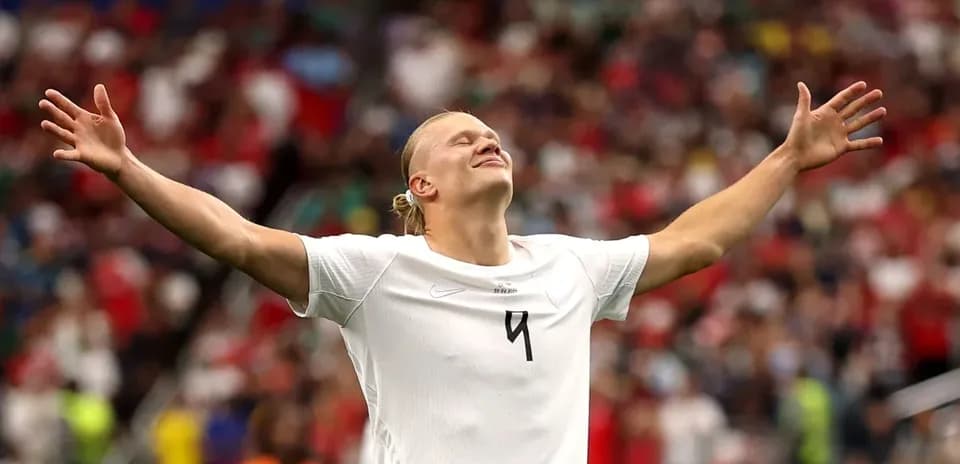 Futbolchi qo'llarini keng yoygan holda turibdi