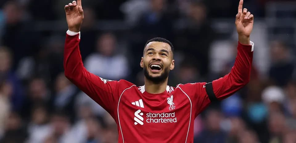 Futbolchi Liverpool formasida g'alaba nishonlayapti