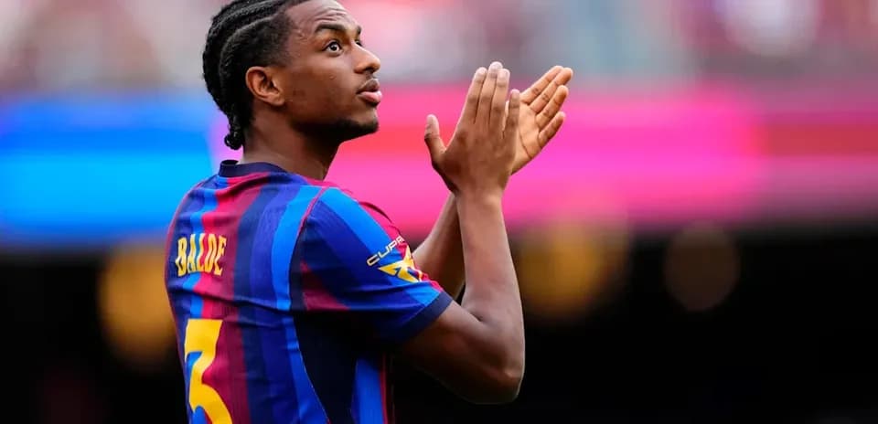Futbolchi Ballo stadionda qo'lini ochgan holda