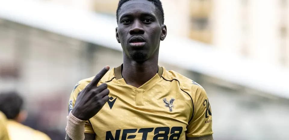 Futbolchi gol urganidan keyin qo'lini ko'tarayapti