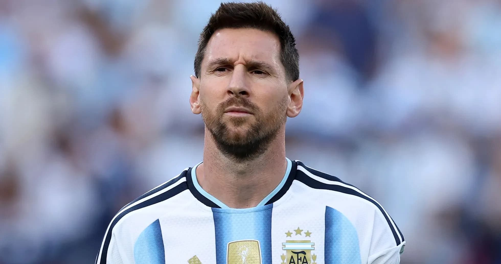 Futbolchi Argentina formasida maydonda turibdi