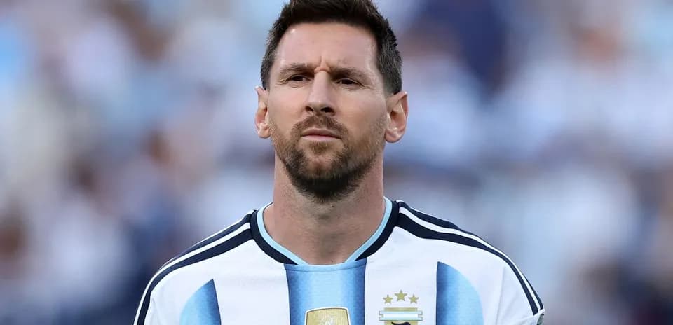 Futbolchi Argentina formasida maydonda turibdi