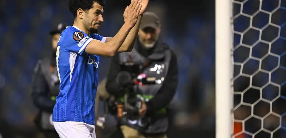 Futbolchi maydonda qo'lini ko'tarib muxlislarga salom bermoqda