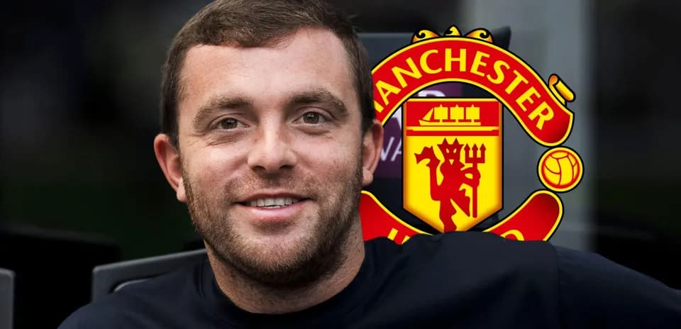 Shaxsiyati ko'rinadigan Manchester United logosi fonida