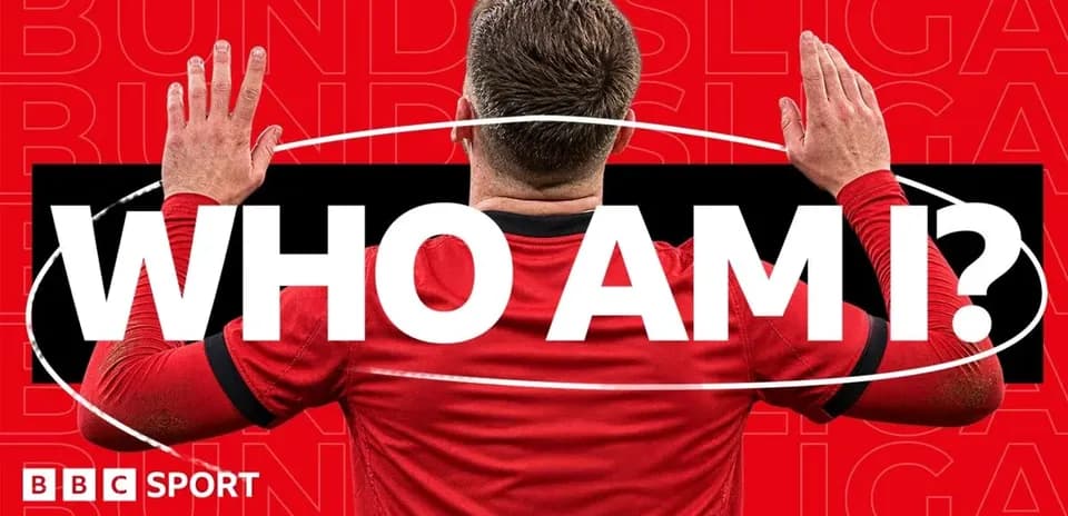 Futbolchi orqa tomondan, 'WHO AM I?' yozuvi bilan