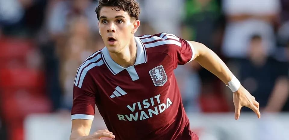 Futbolchi Aston Villa formasida maydonda harakatlanmoqda