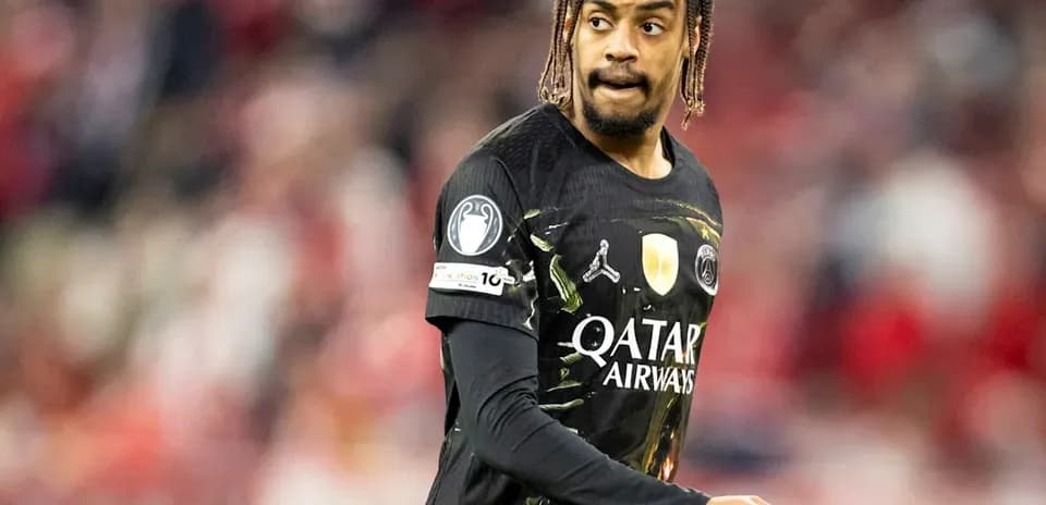 Futbolchi maydonda harakatda, PSG formasi kiygan