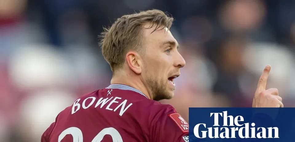 Futbolchi Bowen o'yin davomida ko'rsatma berayotgan