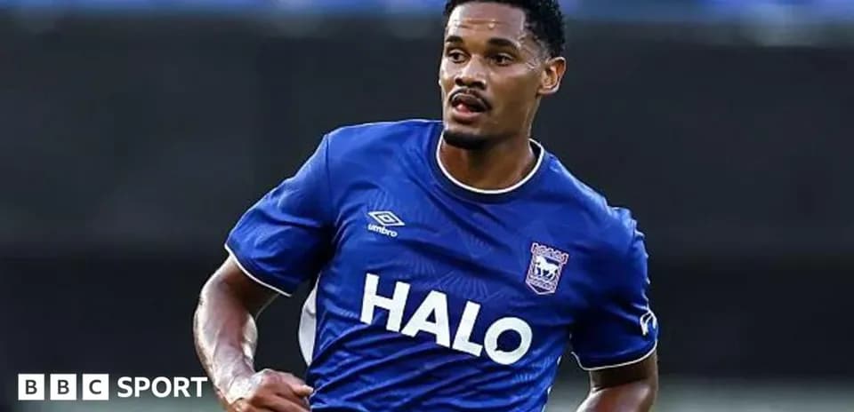 Futbolchi Iprichta formasida maydonni tark etmoqda