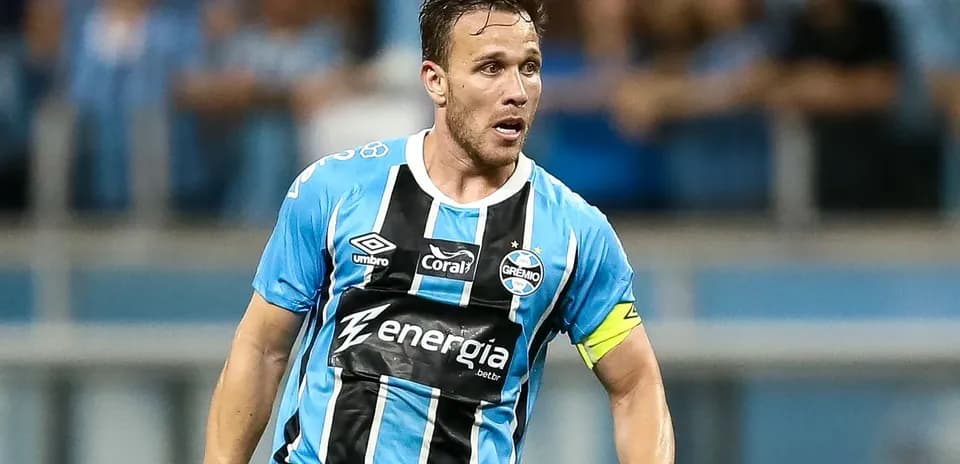 Futbolchi Gremio formasi bilan maydonda harakatda
