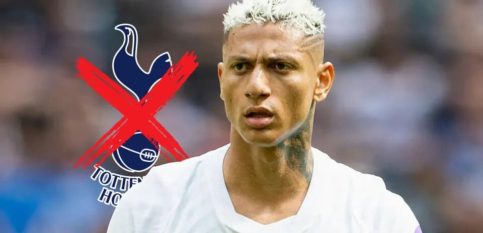 Futbolchi o'yinchi o'yin davomida ko'rinmoqda