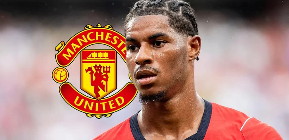 Futbolchi Manchester United formasida, logotip ortida