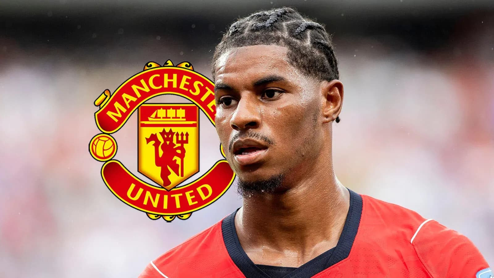 Futbolchi Manchester United formasida, logotip ortida Futbolchi Manchester United formasida, logotip ortida