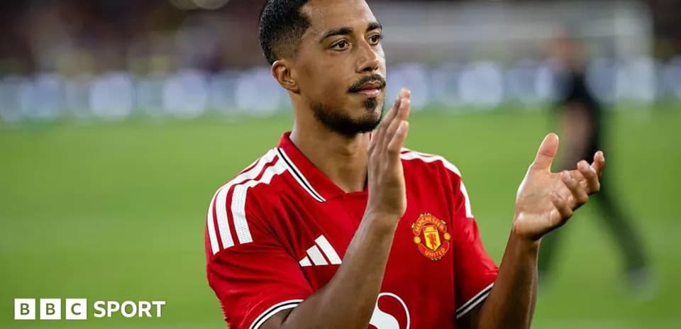 Futbolchi Manchester United formasida maydonda