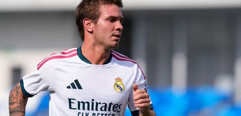 Futbolchi Real Madrid formasida mashg'ulotda