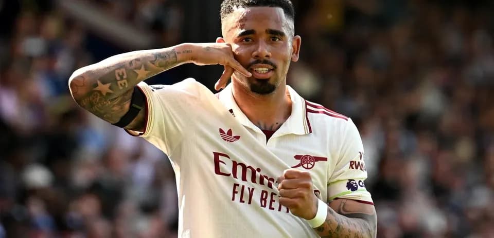 Futbolchi gol urganidan keyin qo'ng'iroq qilishni ko'rsatmoqda