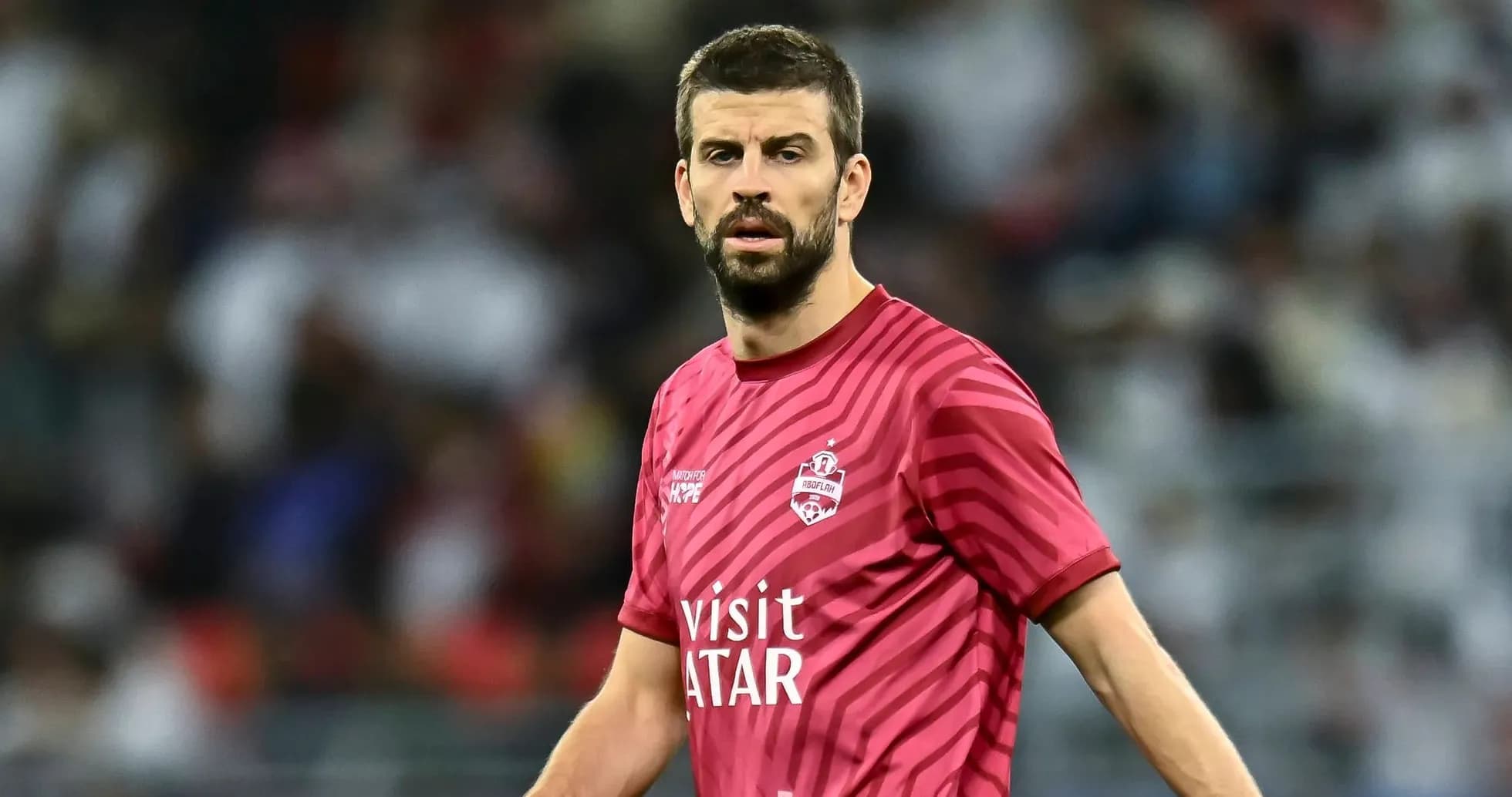 Futbolchi maydonda qizil forma kiygan