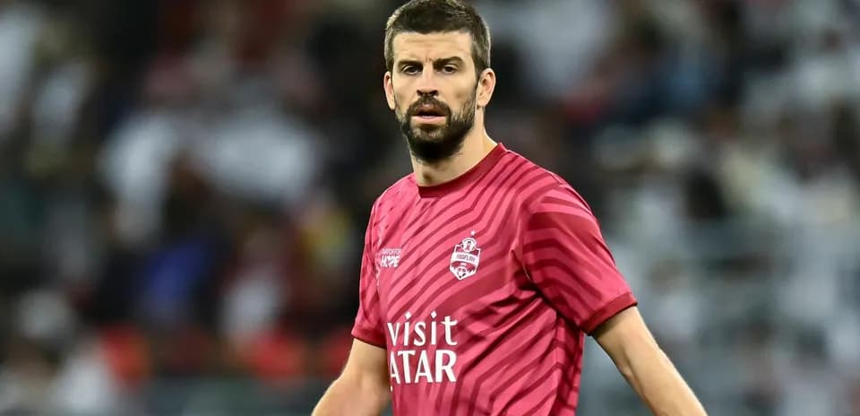 Futbolchi maydonda qizil forma kiygan