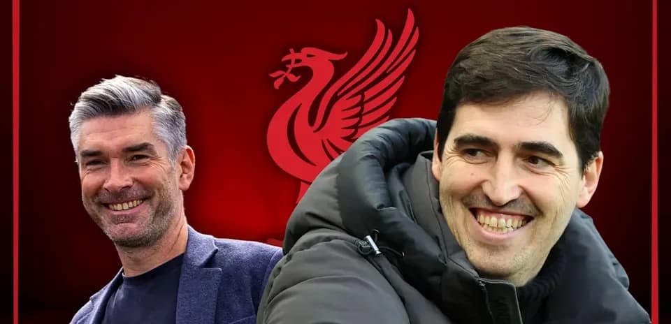 Ikkita murabbiy Liverpool emblemasi fonida kulmoqda