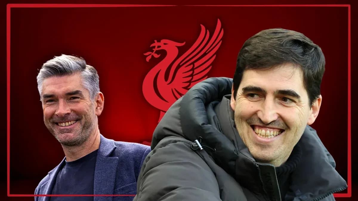 Ikkita murabbiy Liverpool emblemasi fonida kulmoqda