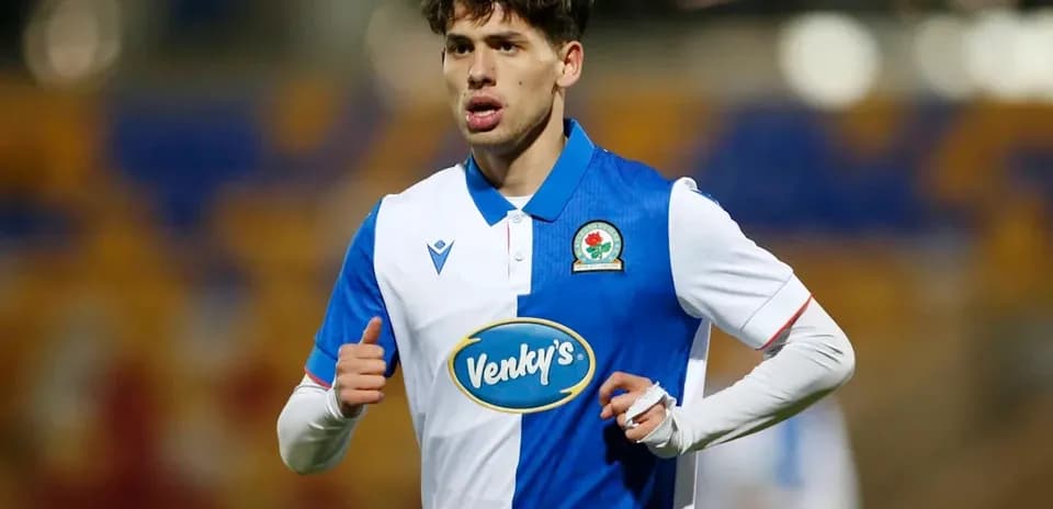 Futbolchi Venky's formasi bilan maydonda harakatda